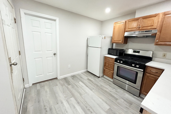 Call NOW for showings! 617-236-8600 - HAMMOND ST - *9/1/2025* RENOVATED SOUTH END *NO FEE* 3BR W/ OPEN LAYOUT, LNDRY ON SITE NEAR CAMPUS