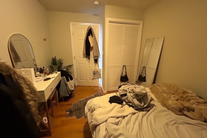 Living Space - 4 BEDROOM - HANOVER ST, NORTH END APARTMENT! AVAILABLE!