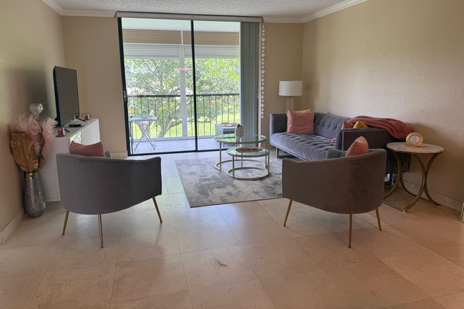 Living Room - 2 bd, 2bath Condo close to FAU