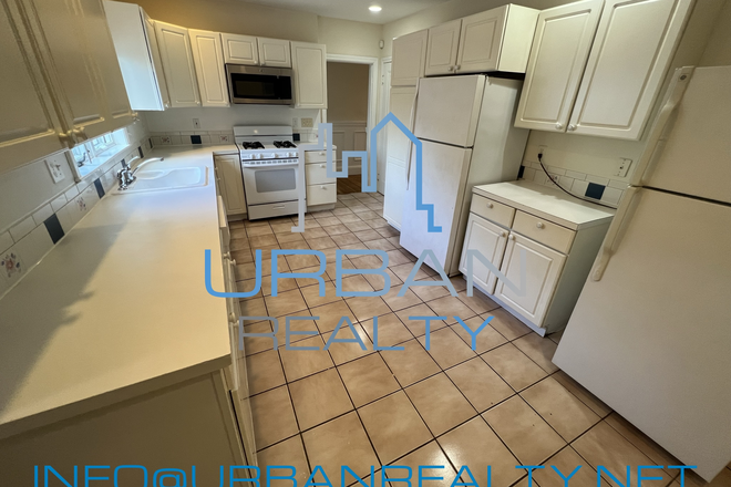 Kitchen - ***NOW RENTING 2026-2027**  LARGE 7 BED  SINGLE FAMILY HOUSE ON GERALD