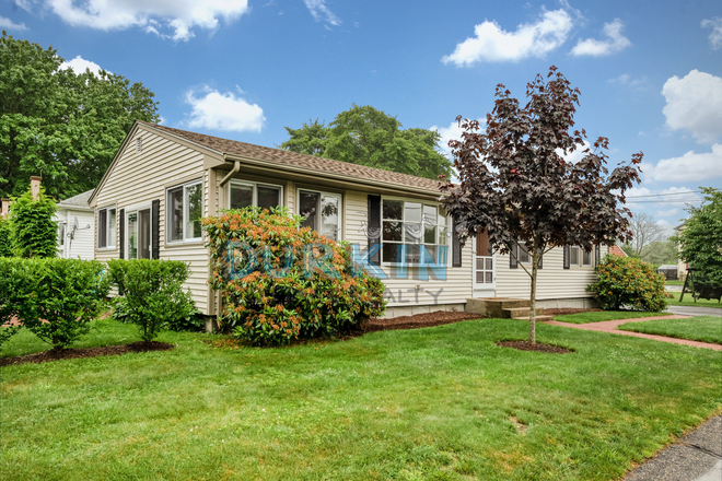 Exterior - Comfy 3 Bed Home with Stainless Steel Appliances and Sun Room