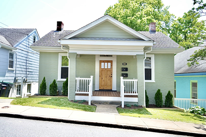 Exterior - 406 Hedge Street - Basement Apartment Available