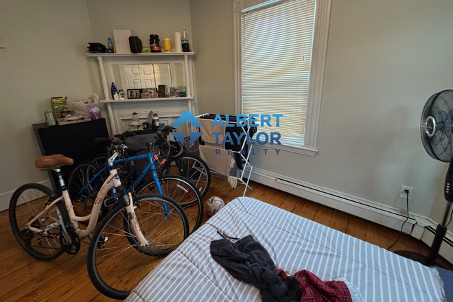 Bedroom #2 - Large 5 Bed 2 Bath on Norfolk Street!!
