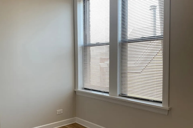Bedroom - Subleasing Room June 1st-July 30th/ Laundry Included/ Close to campus, Taylor St, Bus 7 , Blue L Apartments