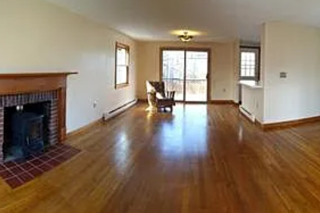 Living room - Single family house in South Amherst