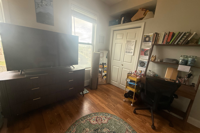 bedroom - 3 bed 1 bath apartment near green line and union square