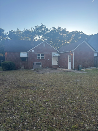 Outside street view - Neighborhood house 1 mile from campus