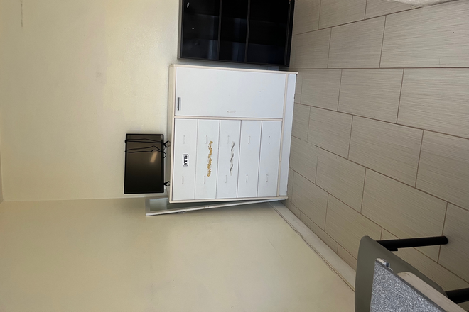 has drawers - $950 per month month for private bedroom with 2 restrooms with 1 year lease Townhome