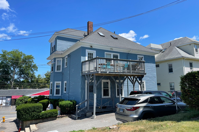 Exterior Pkg & Deck - 8 Beds 2 Baths Next to Campus Off Street Parking