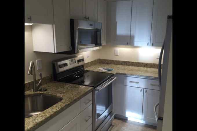 kitchen - No fee ! 3 level townhouse all renovated, laundry in unit