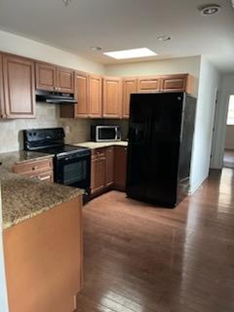 Kitchen - Bi-Level 5-bedroom 2-bath with W/D Available for Summer Move-In! House