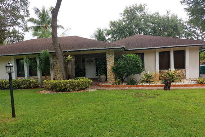 Outside - 1 Room in a Beautiful Home. Female preferred