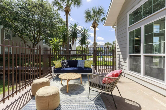 OUTDOOR COMMON ROOM - Northgate Lakes