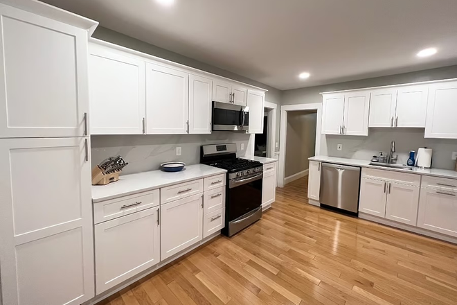 Kitchen - Furnished 1 bedroom near Tufts (Pets welcome, office space, utilities included) Apartments