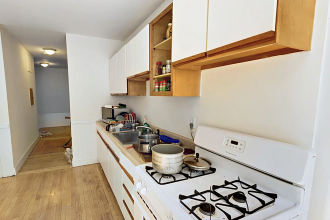 . - *NO BROKERS FEE!* Spacious sunny 2 bedroom, 1 bathroom pet friendly apartment