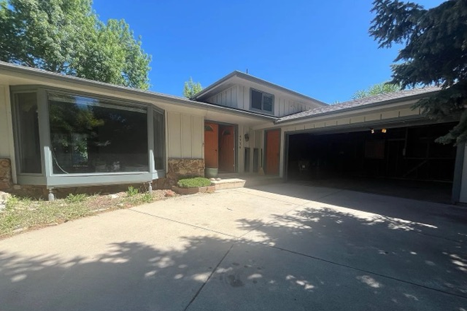 Front of house - Private Room with En Suite Bath in Boulder.  Perfect for students! House