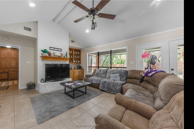 Living room - 1006 Holleman Dr, Single family home