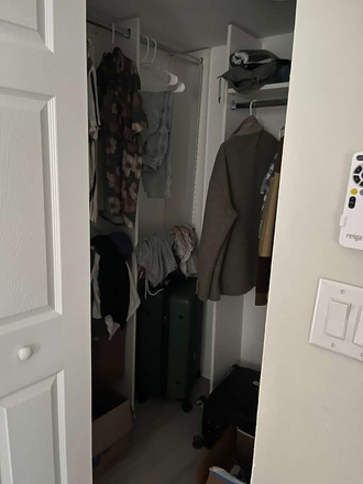 Walk in closet - Casa Del Rio Apartments