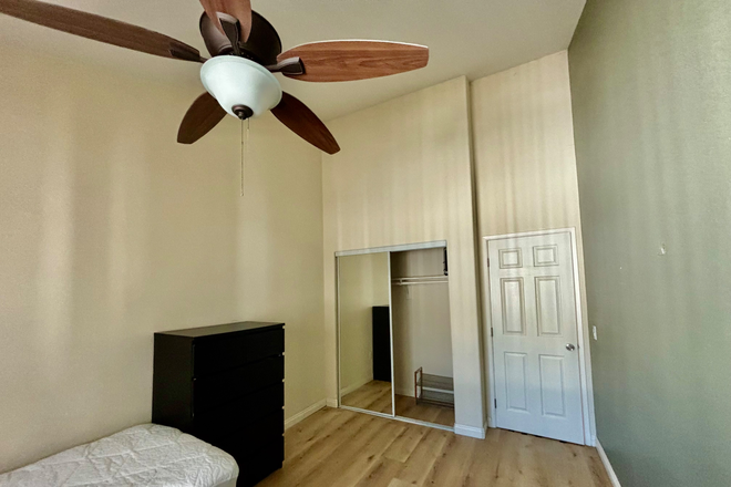 The listed room - Subleasing a convenient and quiet housing close to campus and bus stations
