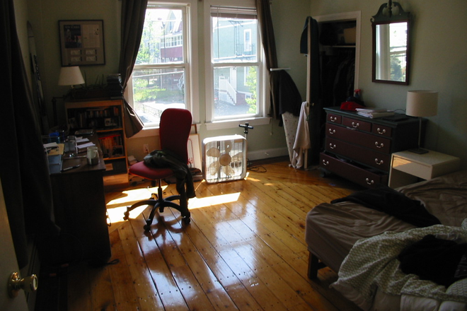 3 - Conveniently located duplex by the T. 3 bed or One bed with two home offices.