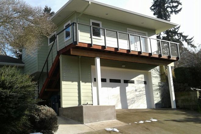 Apartment from street (above garage) - Beautiful studio apartment with small deck and great views