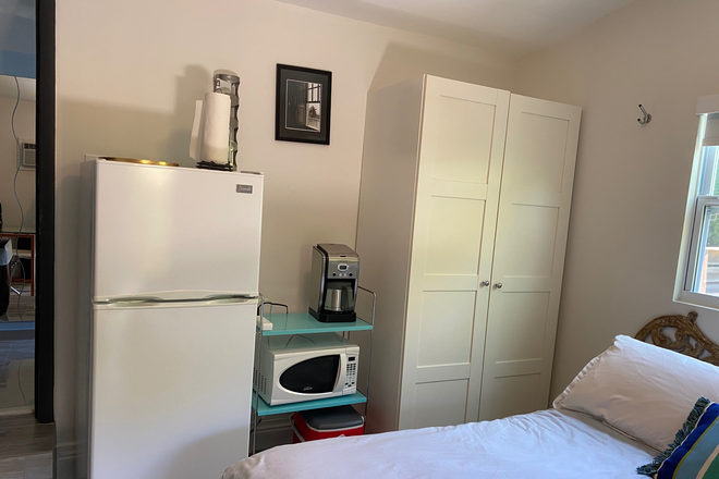 bedroom - Private Entrance/Upscale Neighborhood/Guesthouse/Walk or Bike to UM or Larkin/month to month