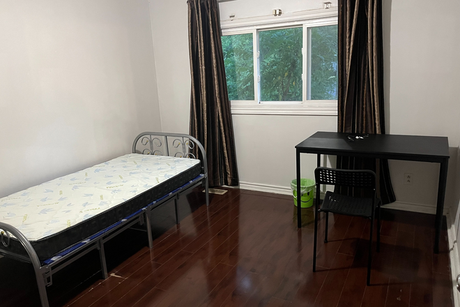 Bedroom - Two bedrooms in a detached house near UTSC for rent