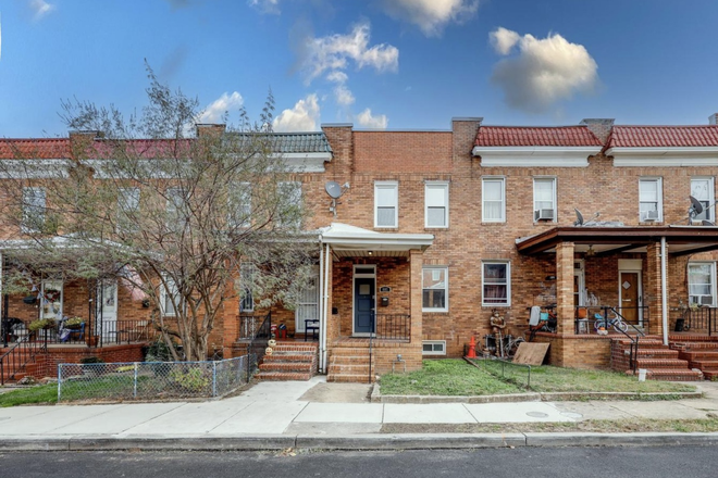 Front of house - Furnished 2BR, 1.5Bath rowhouse 2 blocks from Johns Hopkins Bayview
