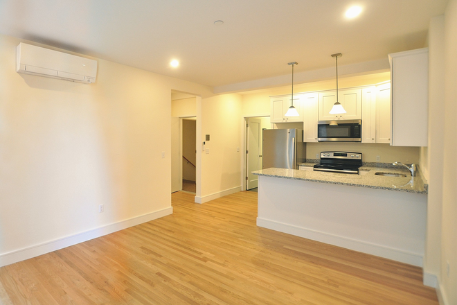 . - 1 Bedroom, 1 bathroom Apartment – Prime Location!