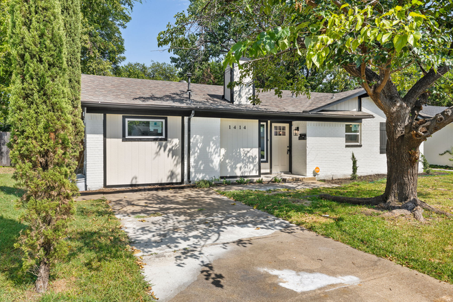 Front of the house - 1414 Timberlake: Comfort, Convenience, and Student-Friendly Living