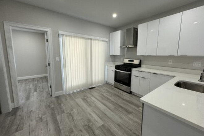 kitchen - Newly Renovated 6 Bedroom / 4 Bathroom Apartment