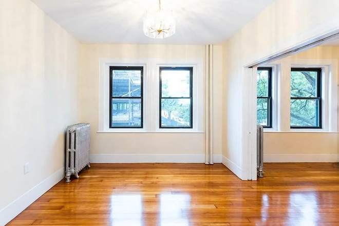 4th Bedroom to rent - Big 4 bedroom apartment (Looking to lease the 4th one)