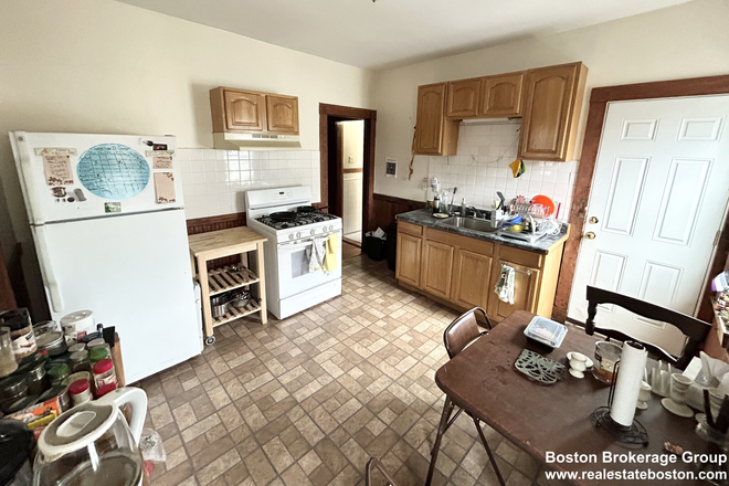 KITCHEN - Room Rental close to Upham's Corner!