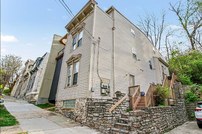 2226 Ravine - Semester-Term Lease Optional | 3 Bedroom with Balcony + FREE In-Unit Laundry