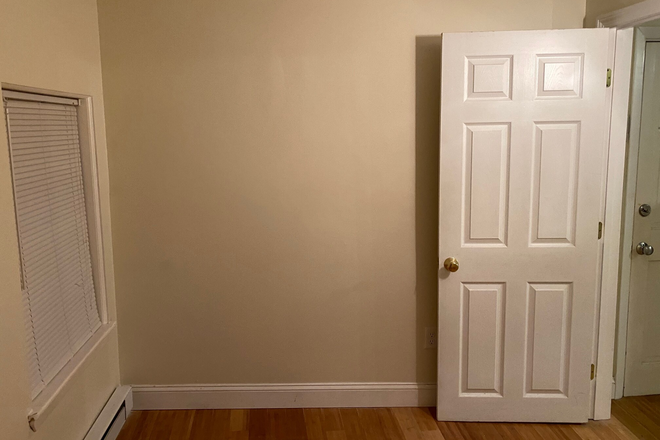 Call NOW for showings! 617-236-8600 - BARTLETT PL - GREAT DEAL IN NORTH END FOR *9/1/2025* - COZY 2BR/1BA ON QUIET SIDE STRT W/ HW INC! Apartments