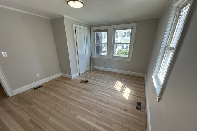 BEDROOM - SHORT TERM FURNISHED FALL/SPRING ROOM RENTAL House