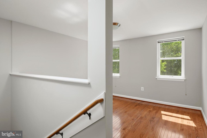 Sitting Area/Office - Private Top-Floor Suite with Office/Sitting Area | Utilities Included Townhome