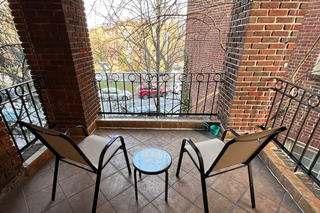 Patio with view of greenbelt - Park Avenue Beauty close to campus Condo