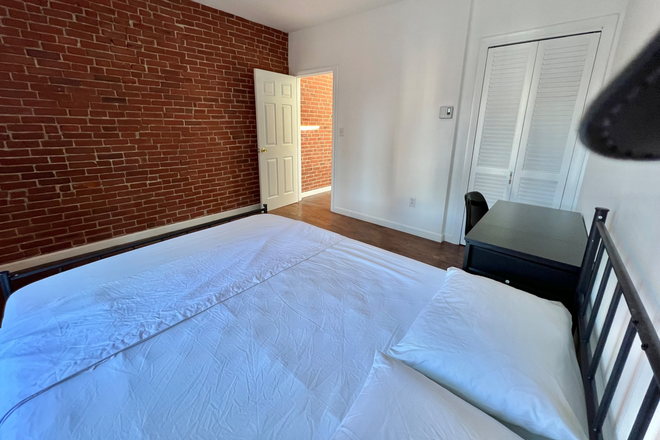 Bedroom with a queen bed - NO FEES!Beautiful FURNISHED bedroom!Walk to Northeastern University House