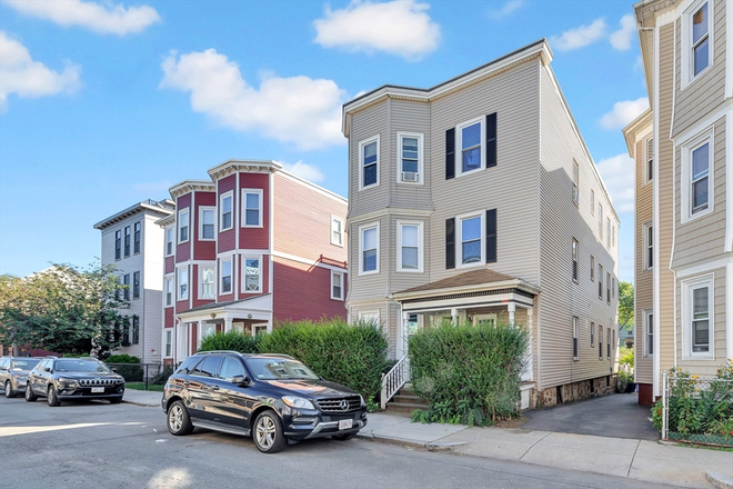 LIVING - BEAUTIFUL 3 BED/1.5 BATH WITH CENTRAL A/C, PARKING AND LAUNDRY IN UNIT!
