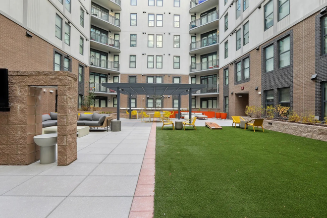 Courtyard - The Standard at College Park Apartments