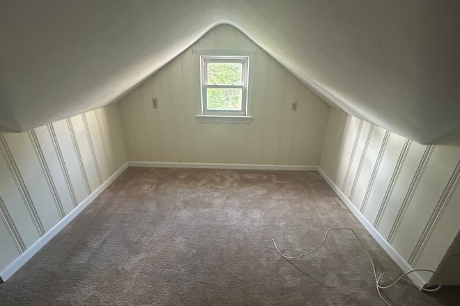 Bedroom for rent - Room in shared home for female-Cranbury Rd-West Windsor