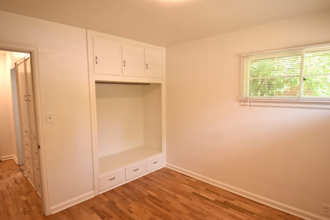 One of three bedrooms - SPRING SUBLET 2027 (utilities included in price) House on the Hill - 3 blocks from The Sink