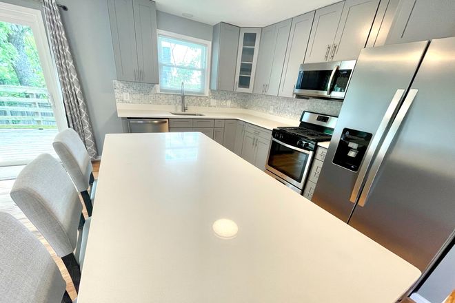 Stainless steel appliances - ENORMOUS MASTER SUITES! STUNNING KITCHEN, BATHS, NEW HARDWOODS, FREE PARKING! AVAILABLE AUG 1, 2026 House