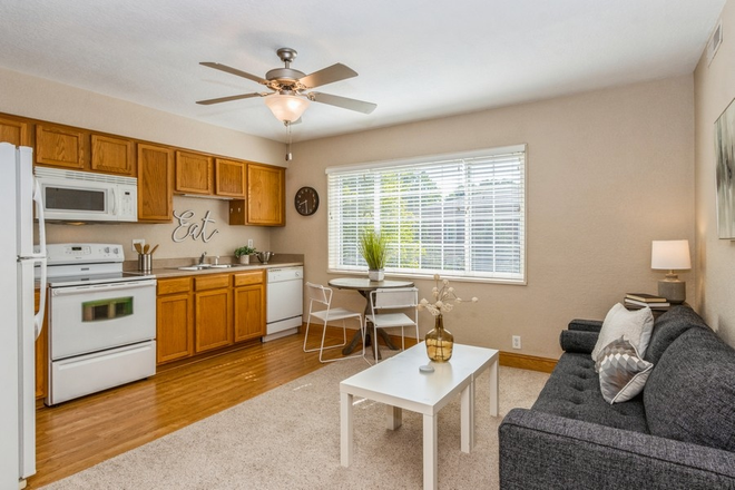 Kitchen - Top Floor EXECUTIVE, 2 BR, 1 Bath, FREE Parking! Walk to UIHC, Law, Pharmacy, Dental! Condo