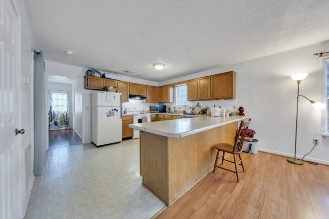 kitchen - Summer sublease 2bd/1ba for $600 (Rutherford Townhomes)