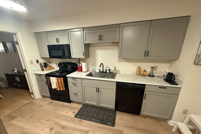 Kitchen - 2 story townhouse near Eastgate Crossing on CL bus line