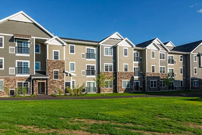 Outside View - North 116 Flats Summer Sublet, 5 min drive to campus, On bus route Apartments