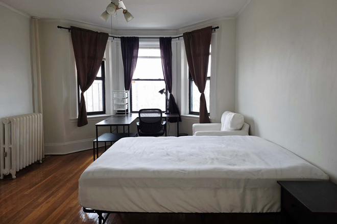 A Huge Furnished Room with Bay-windows in Newly Renovated 3Bed/1Bath at 1258 Commonwealth Ave at $1475/Month - Furnished Rooms in Allston nr BU, Shops, T to NEU & Downtown, Incl Heat/Gas, In-Unit Laundry, No Fee Apartments
