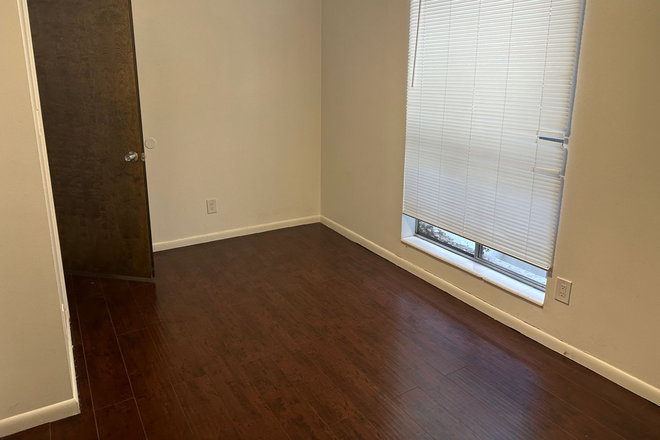 Bedroom - Spacious Private Girl Room only 3 blocks from U campus Apartments